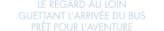 le regard au loin guettant l arriv e du bus pr t pour l aventure
