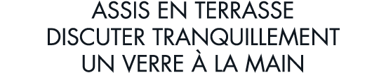 assis en terrasse discuter tranquillement un verre   la main