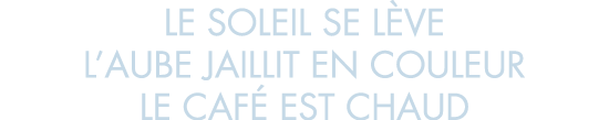 le soleil se l ve l aube jaillit en couleur le caf  est chaud