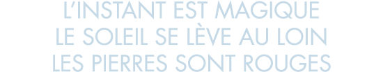 l instant est magique le soleil se l ve au loin les pierres sont rouges
