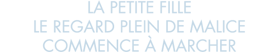la petite fille le regard plein de malice commence   marcher