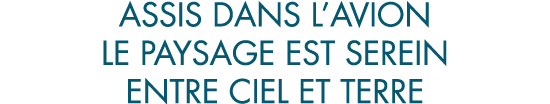 assis dans l avion le paysage est serein entre ciel et terre