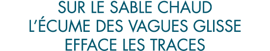 sur le sable chaud l  cume des vagues glisse efface les traces