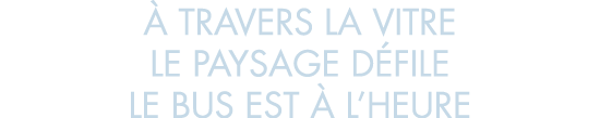   travers la vitre le paysage d file le bus est   l heure