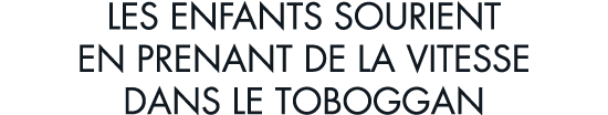 les enfants sourient en prenant de la vitesse dans le toboggan