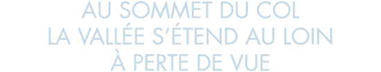 au sommet du col la vall e s  tend au loin   perte de vue