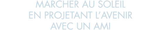 marcher au soleil en projetant l avenir avec un ami