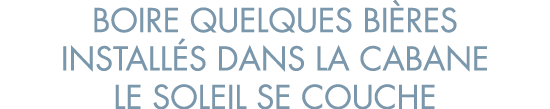 boire quelques bi res install s dans la cabane le soleil se couche