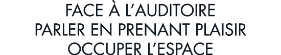 face   l auditoire parler en prenant plaisir occuper l espace