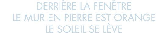derri re la fen tre le mur en pierre est orange le soleil se l ve