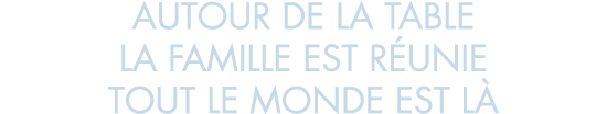 autour de la table la famille est r unie tout le monde est l 