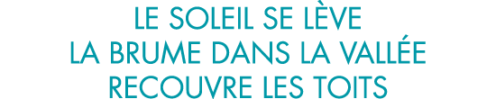 le soleil se l ve la brume dans la vall e recouvre les toits