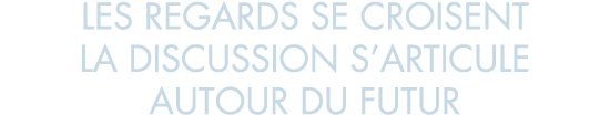 les regards se croisent la discussion s articule autour du futur