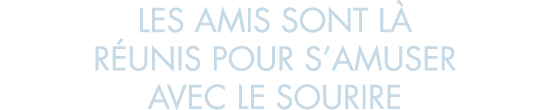 les amis sont l  r unis pour s amuser avec le sourire