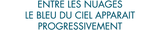 entre les nuages le bleu du ciel apparait progressivement