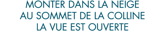 monter dans la neige au sommet de la colline la vue est ouverte