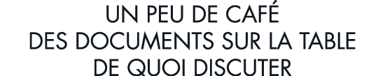 un peu de caf  des documents sur la table de quoi discuter