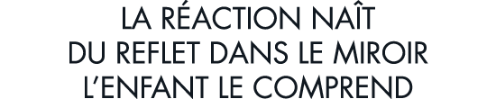 la r action na t du reflet dans le miroir l enfant le comprend