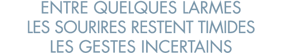 entre quelques larmes les sourires restent timides les gestes incertains