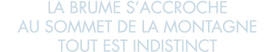 la brume s accroche au sommet de la montagne tout est indistinct 