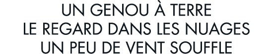 un genou   terre le regard dans les nuages un peu de vent souffle