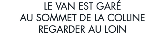 le van est gar  au sommet de la colline regarder au loin