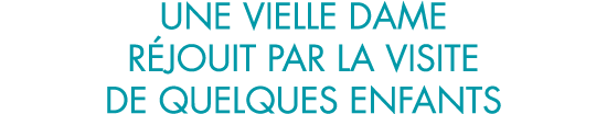 une vielle dame r jouit par la visite de quelques enfants