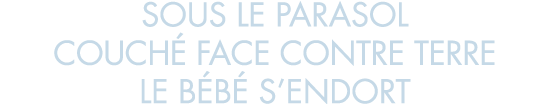 sous le parasol couch  face contre terre le b b  s endort
