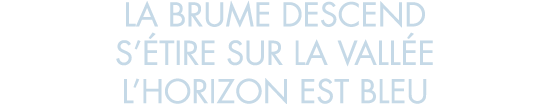 la brume descend s  tire sur la vall e l horizon est bleu