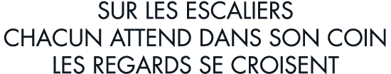 sur les escaliers chacun attend dans son coin les regards se croisent