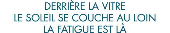 derri re la vitre le soleil se couche au loin la fatigue est l 