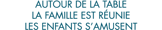 autour de la table la famille est r unie les enfants s amusent